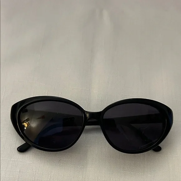 St John S-526 Stylish Black Sunglasses. New - Picture 2 of 6